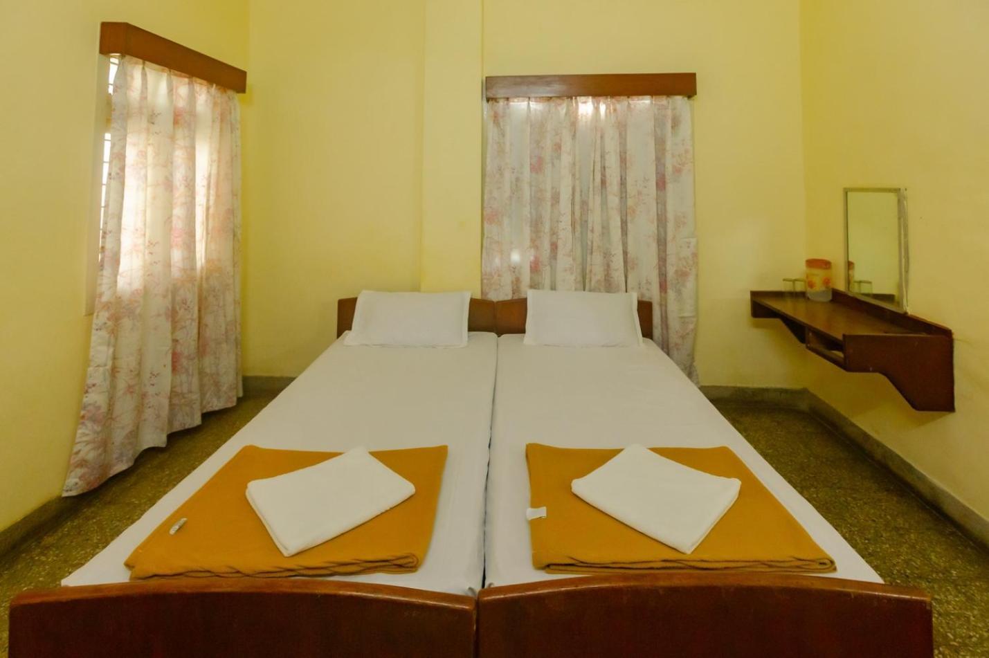 Sri Ramakrishna Hotel Bangalore Extérieur photo