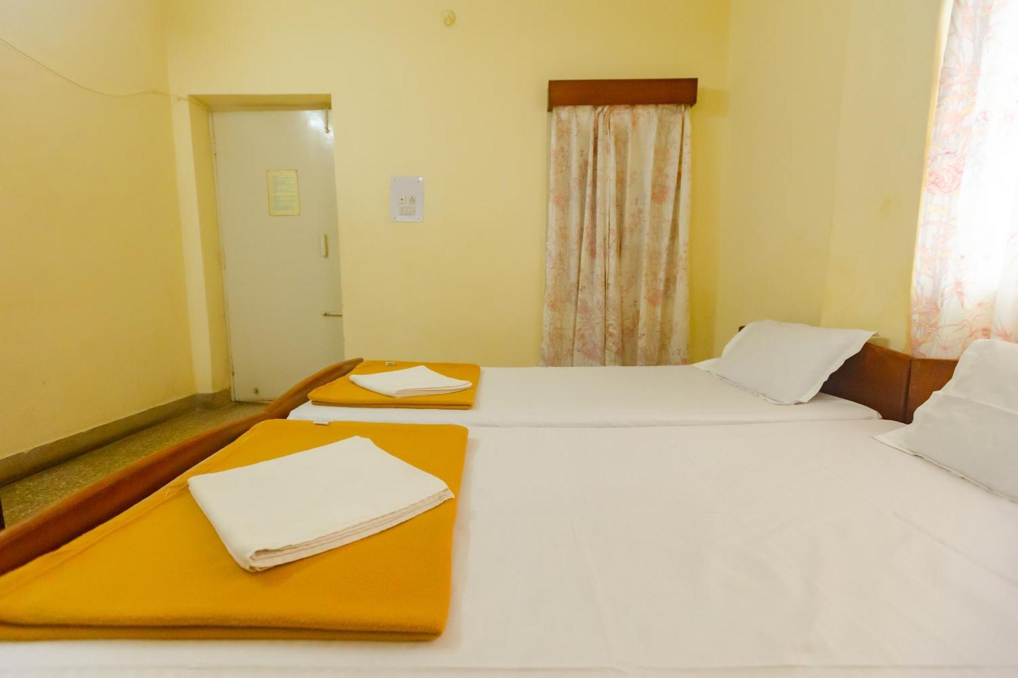 Sri Ramakrishna Hotel Bangalore Extérieur photo