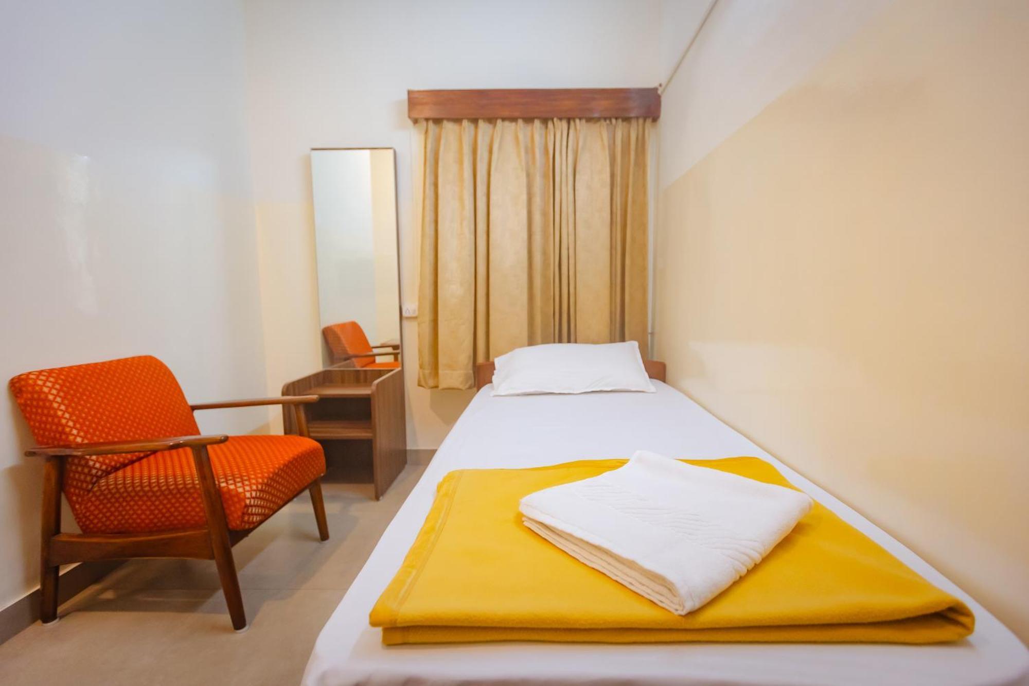 Sri Ramakrishna Hotel Bangalore Extérieur photo